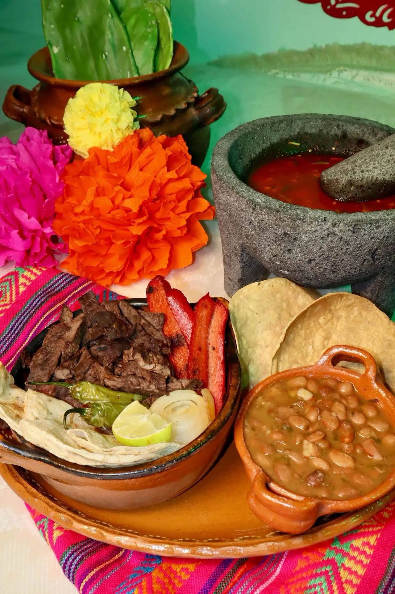 Carne asada con frijoles charros y guarniciones de La Colmena