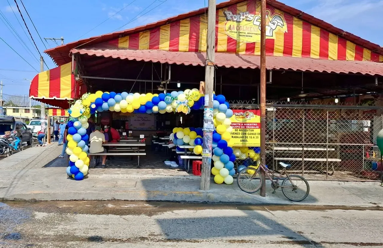 Fachada real de Pollos La Colmena, sucursal Pánuco