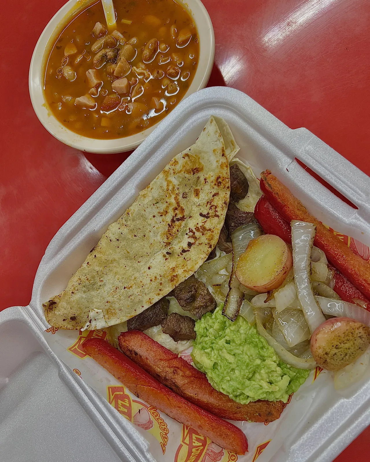 Taco pirata de La Colmena con frijoles charros y acompañamientos