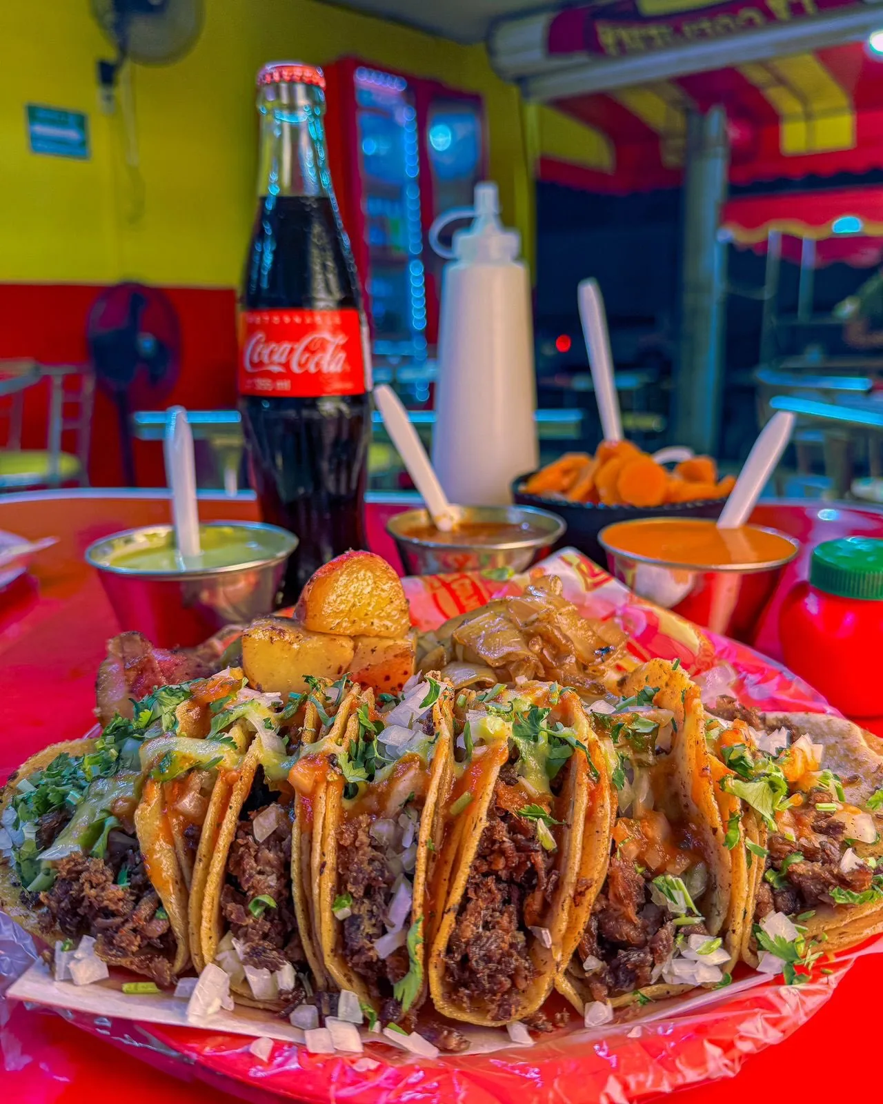 Tacos de La Colmena con cilantro, cebolla y papas cambray
