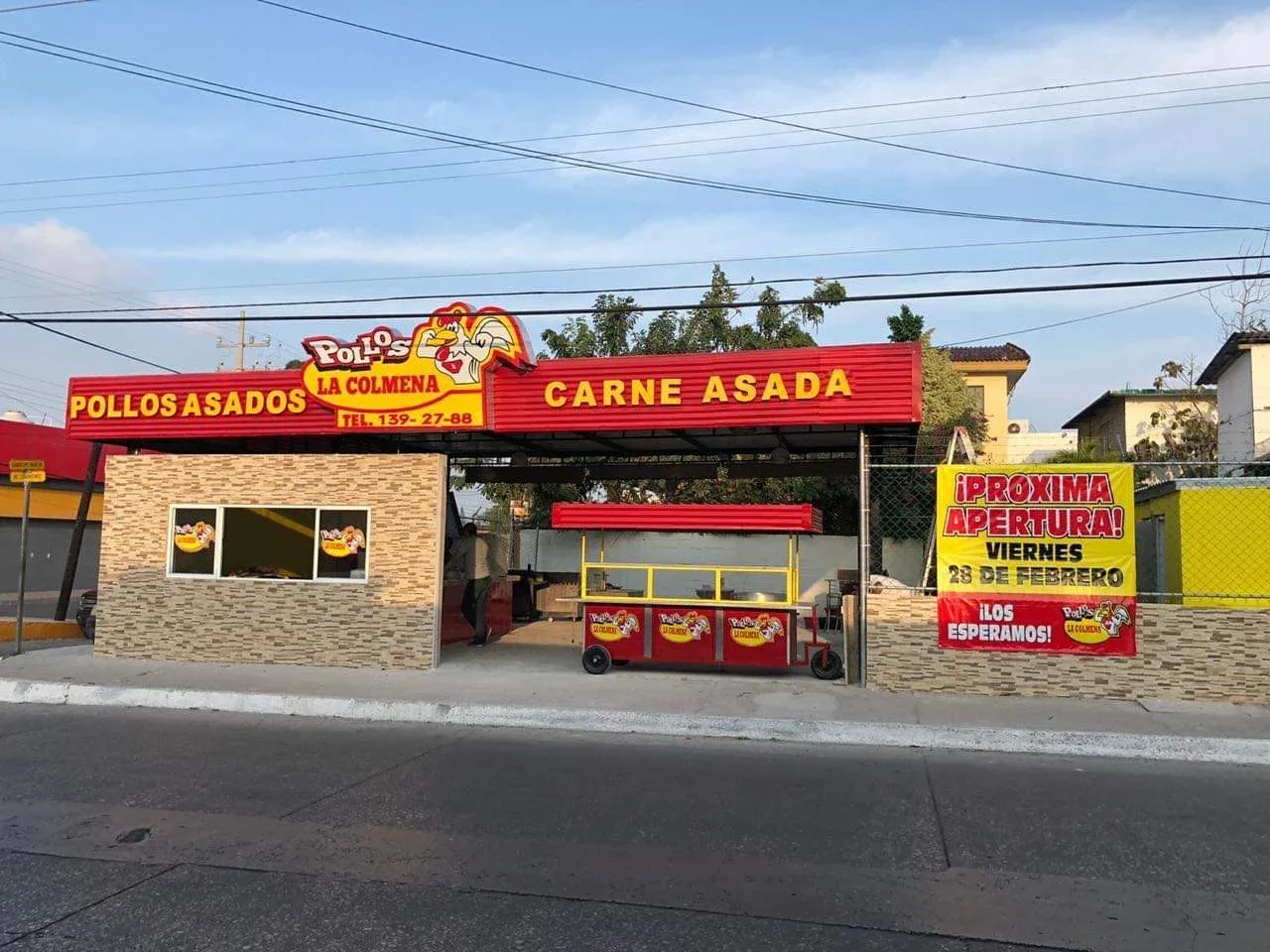 Fachada real de Pollos La Colmena, sucursal Tampico